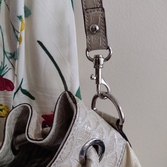 Guess Bucket Bag - Picture 7 of 7